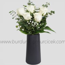 vazoda 5beyaz gül